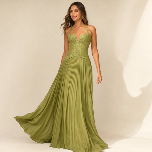 Model trägt das grüne Maxi-Kleid mit Korsett-Oberteil und fließendem Faltenrock in voller Länge