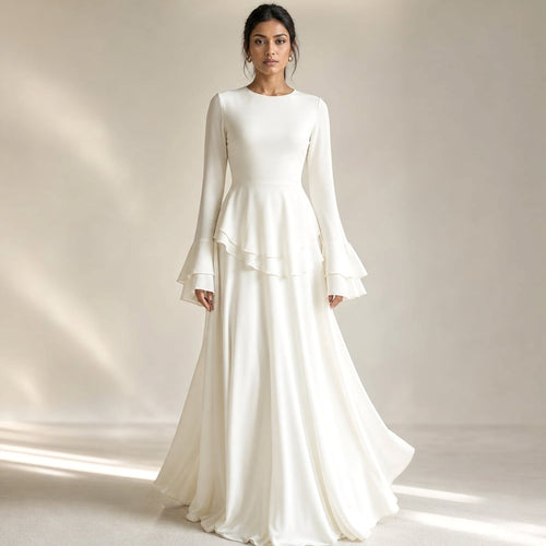 Maxi-Kleid in Weiß mit gestuften Rüschen am Oberteil und ausgestellten Ärmeln, bodenlange fließende Silhouette