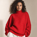Model trägt roten Strickpullover mit Glockenärmeln und Rollkragen, Ganzkörperansicht