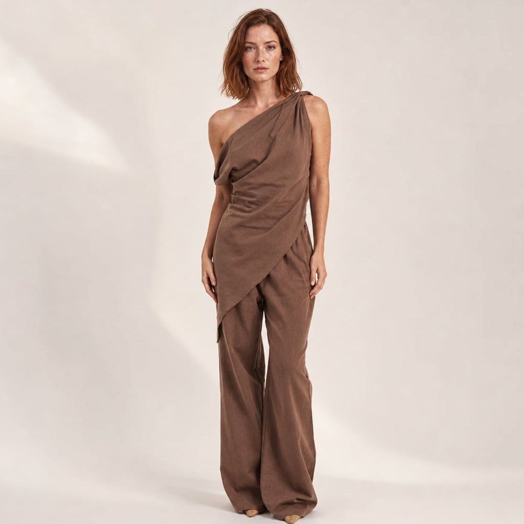 Tasi Co-ord Set in Chocolate: asymmetrisches Off-Shoulder-Oberteil und weite Baumwollhose, Gesamtansicht