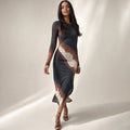 Kova Strickkleid Mars an Modell — gerippter Strick, körpernahe Silhouette, Midi-Länge mit sichtbarem Beinschlitz