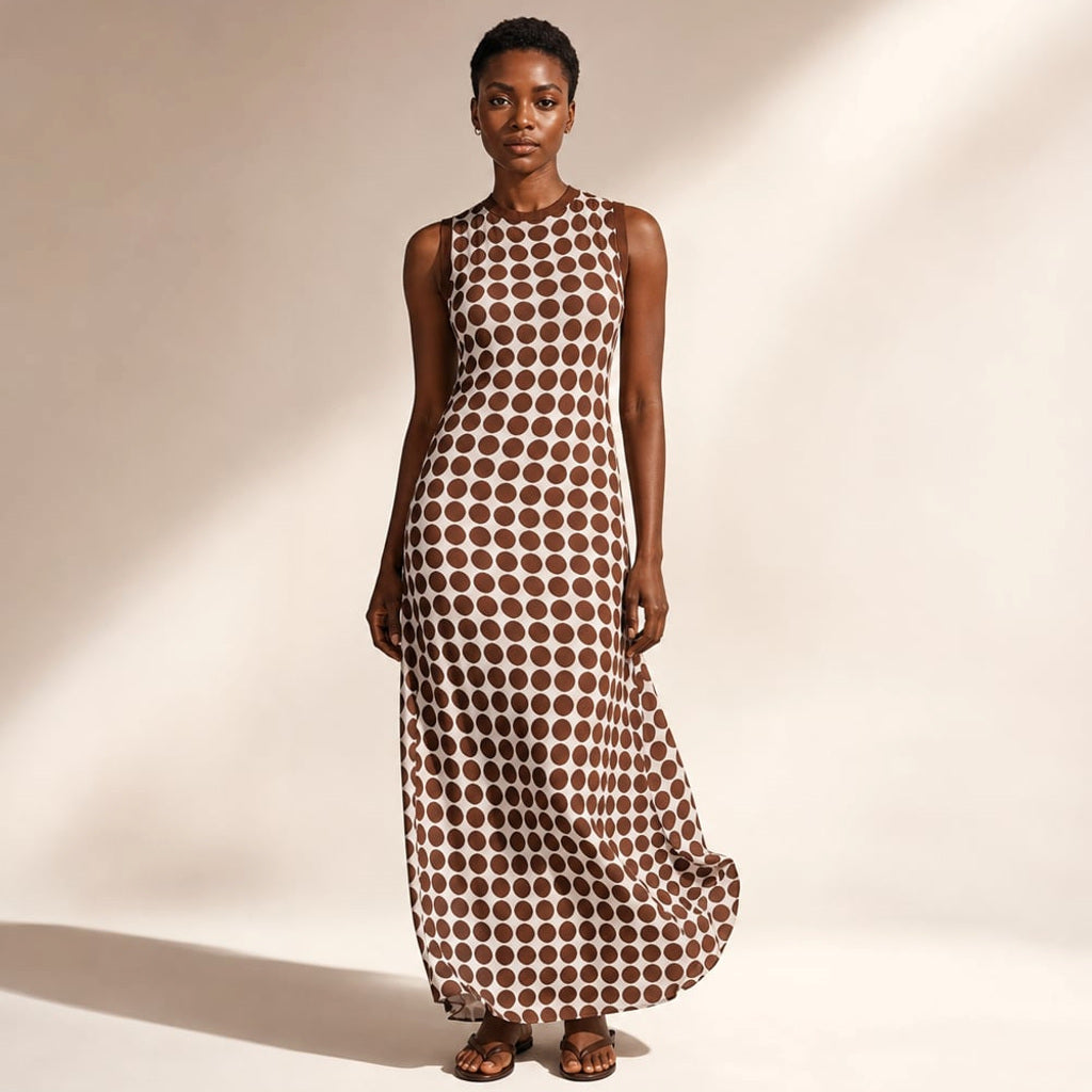 Ärmelloses Maxi-Kleid in Chocolate Spot mit Punktmuster und Knopfleiste am Rücken, Gesamtansicht von vorne