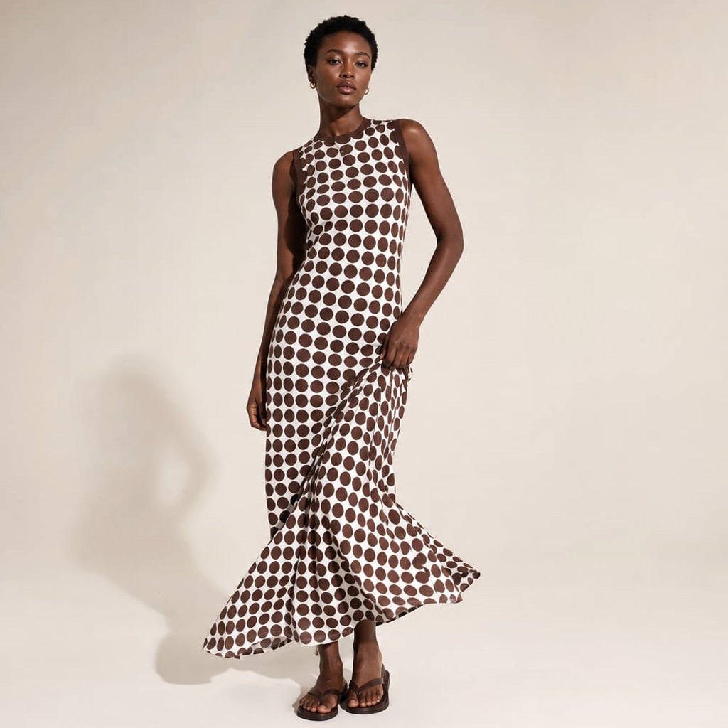Figuransicht: ärmelloses Maxi-Kleid in Chocolate Spot, bodenlanger Fall, runder Ausschnitt