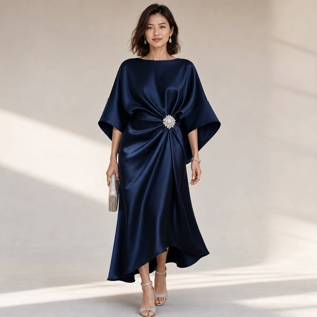 Midi-Strickkleid in Marineblau mit weiten Kimonoärmeln und Kristallbrosche an der Taille, gerade Silhouette