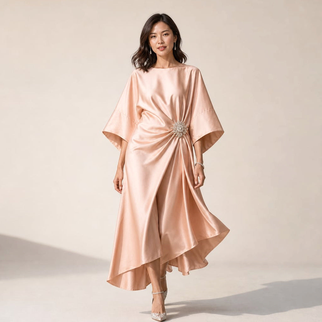 Midi-Strickkleid mit Kimonoärmeln und Kristallbrosche in Pfirsich – Vitolia