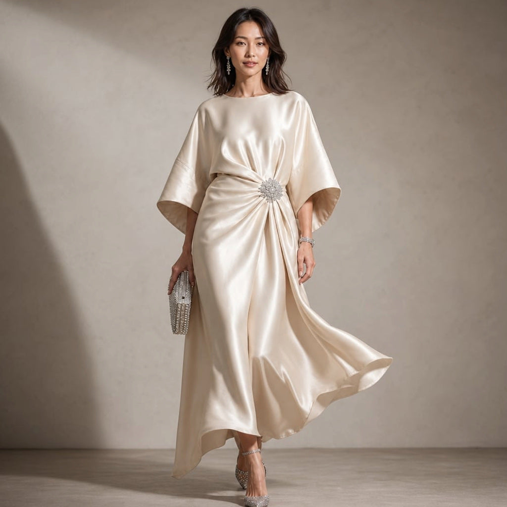 Midi-Strickkleid mit Kimonoärmeln und Kristallbrosche in Creme – Vitolia