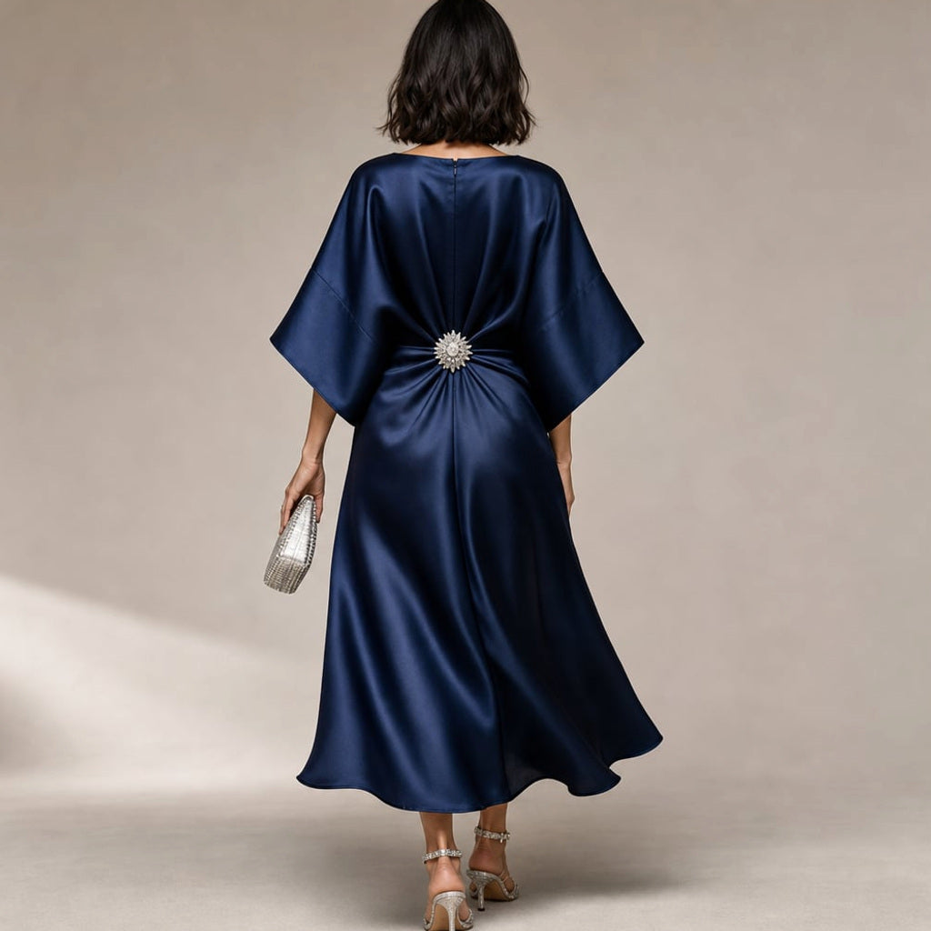 Midi-Strickkleid mit Kimonoärmeln und Kristallbrosche – Vitolia