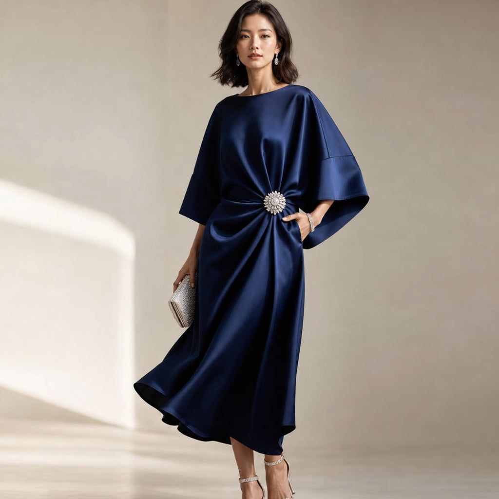 Midi-Strickkleid mit Kimonoärmeln und Kristallbrosche – Vitolia