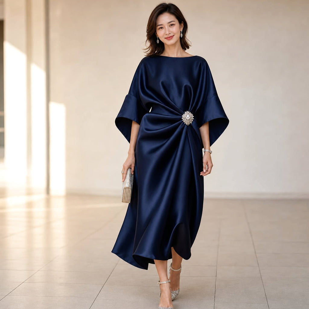 Midi-Strickkleid mit Kimonoärmeln und Kristallbrosche – Vitolia