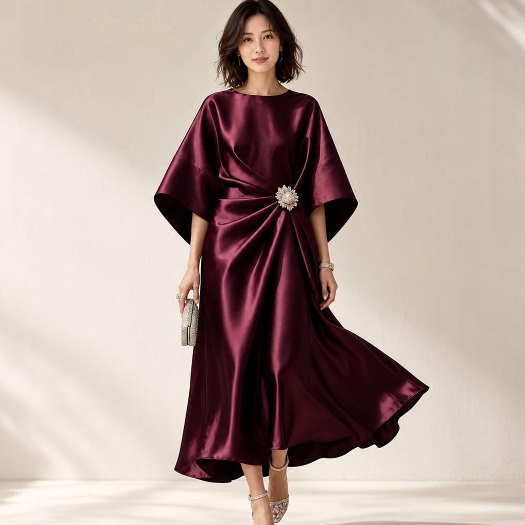 Midi-Strickkleid mit Kimonoärmeln und Kristallbrosche in Burgunderrot – Vitolia