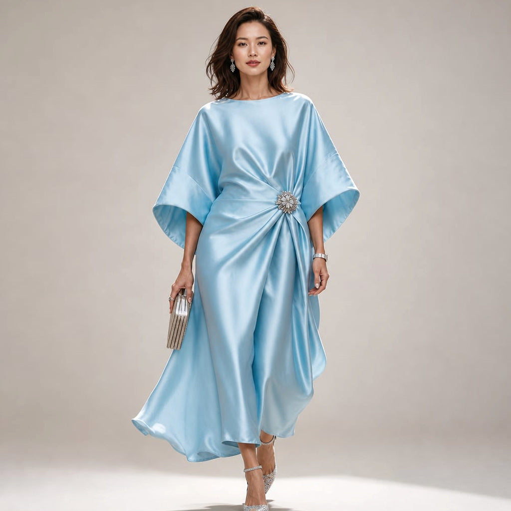 Midi-Strickkleid mit Kimonoärmeln und Kristallbrosche in Hellblau – Vitolia