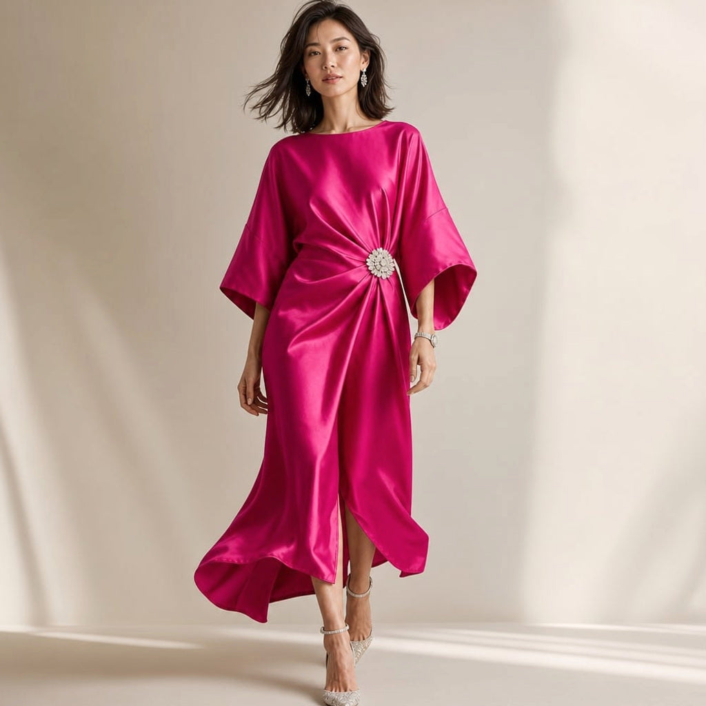Midi-Strickkleid mit Kimonoärmeln und Kristallbrosche in Pink – Vitolia