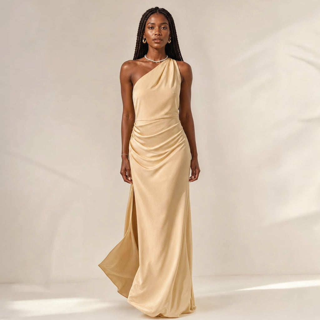 Maxi-Kleid mit asymmetrischem Saum und Schlitz in Hellbraun, frontale Ganzkörperansicht