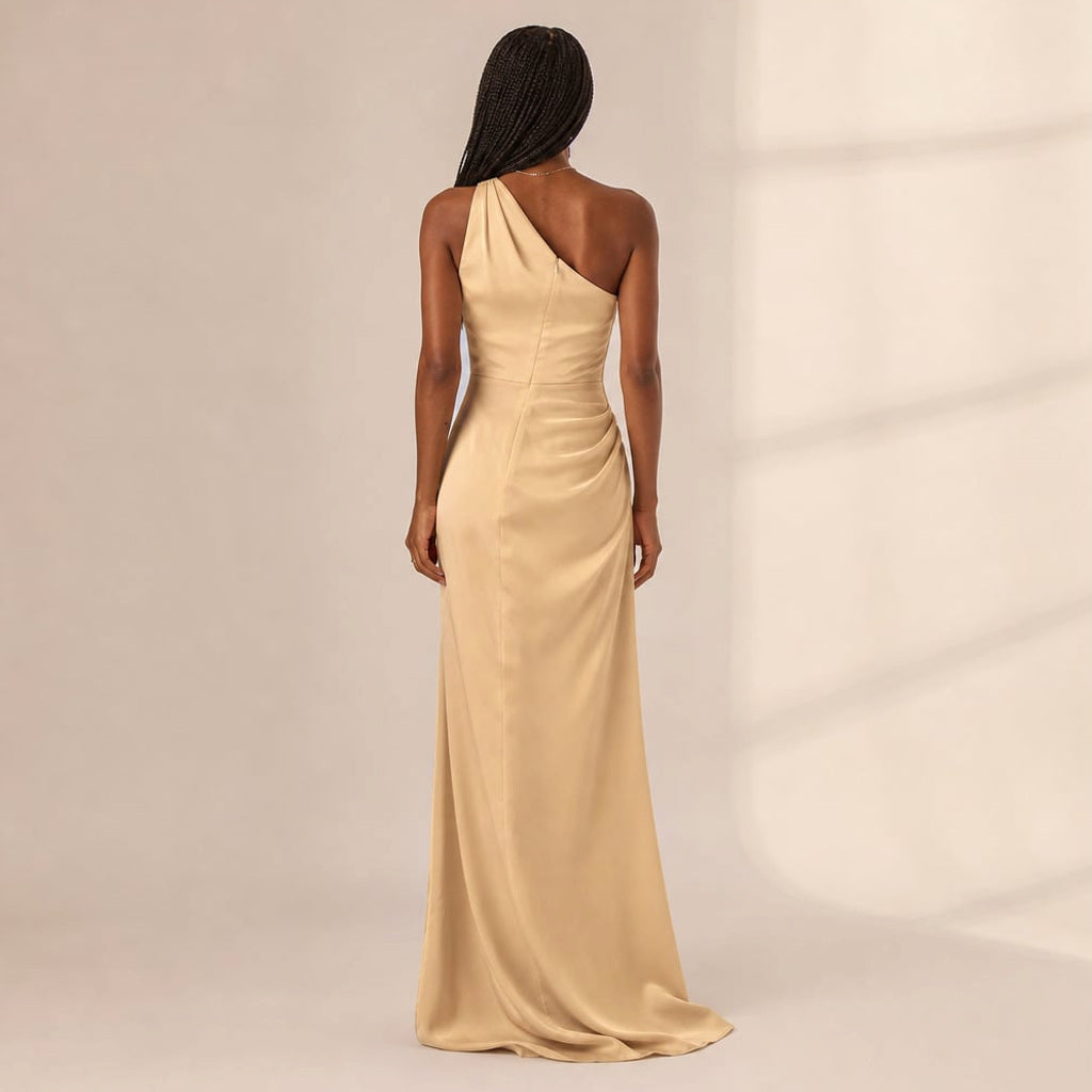 Maxi-Kleid mit asymmetrischem Saum und Schlitz Hellbraun – Vitolia