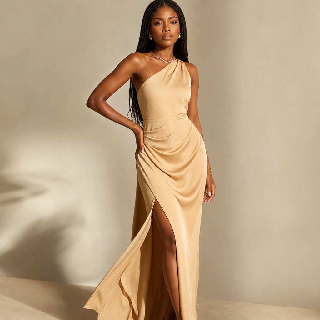 Maxi-Kleid mit asymmetrischem Saum und Schlitz Hellbraun – Vitolia