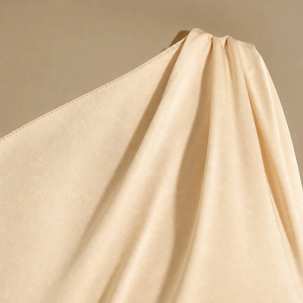 Maxi-Kleid mit asymmetrischem Saum und Schlitz Hellbraun – Vitolia