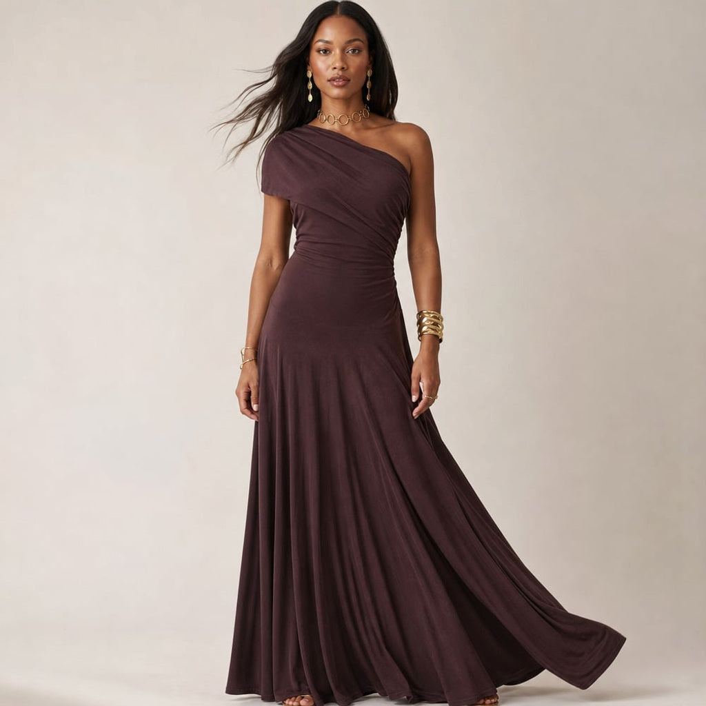 Orla Maxi-Kleid in Braun mit One-Shoulder-Ausschnitt und plissiertem Panel, bodenlang, Frontansicht