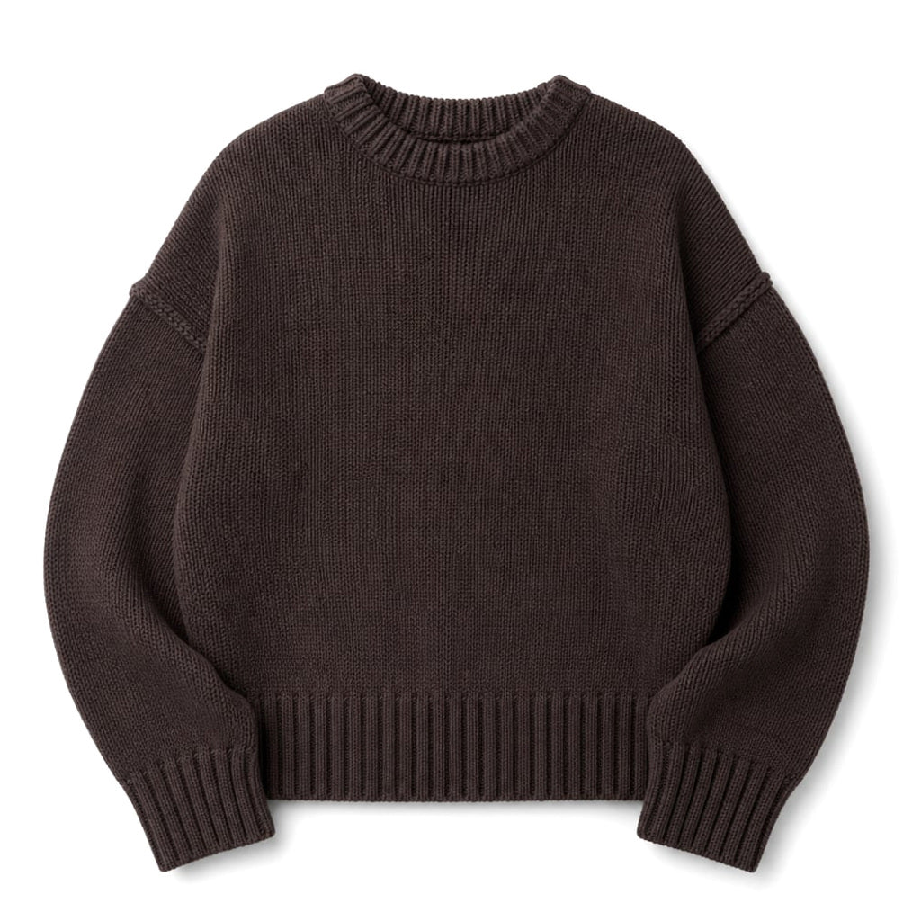 Paenus Baumwoll-Strickpullover Schokobraun, getragen mit geradem Schnitt auf Hüfthöhe, Rundhalsausschnitt