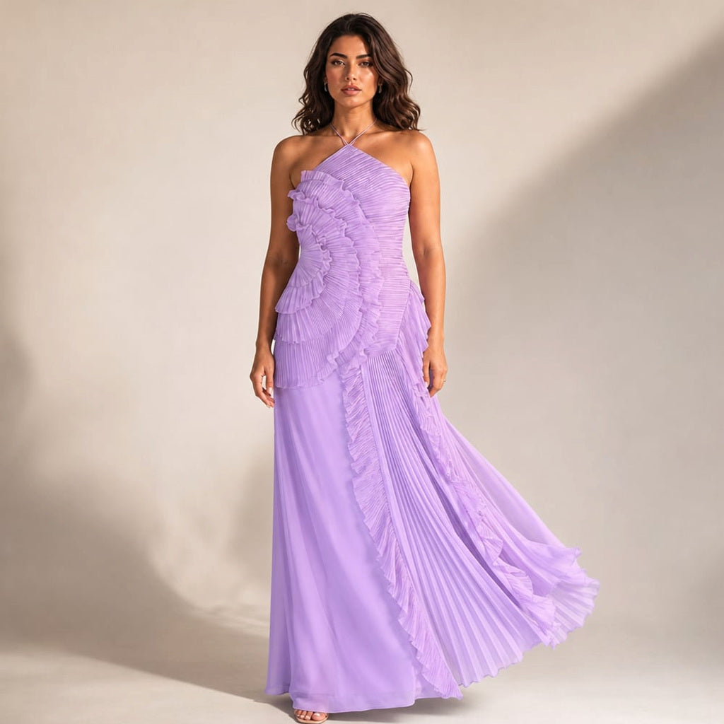 Langes Neckholder-Abendkleid mit asymmetrischen Plissee-Rüschen, Frontansicht, bodenlanger Saum