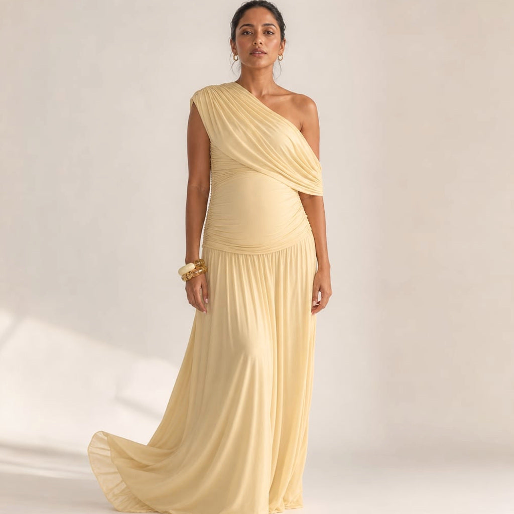 Maxi-Umstandskleid One-Shoulder in Aprikose, bodenlang, asymmetrischer Ausschnitt, fließender Stoff