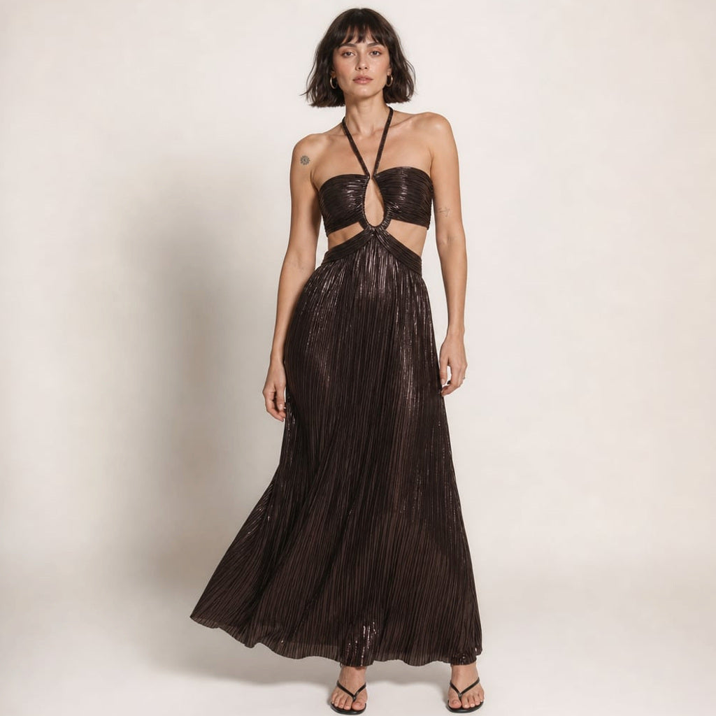 Bodenlanges Neckholder-Kleid in Schokobraun mit Cut-Out an der Taille und fließendem Saum, Vorderansicht