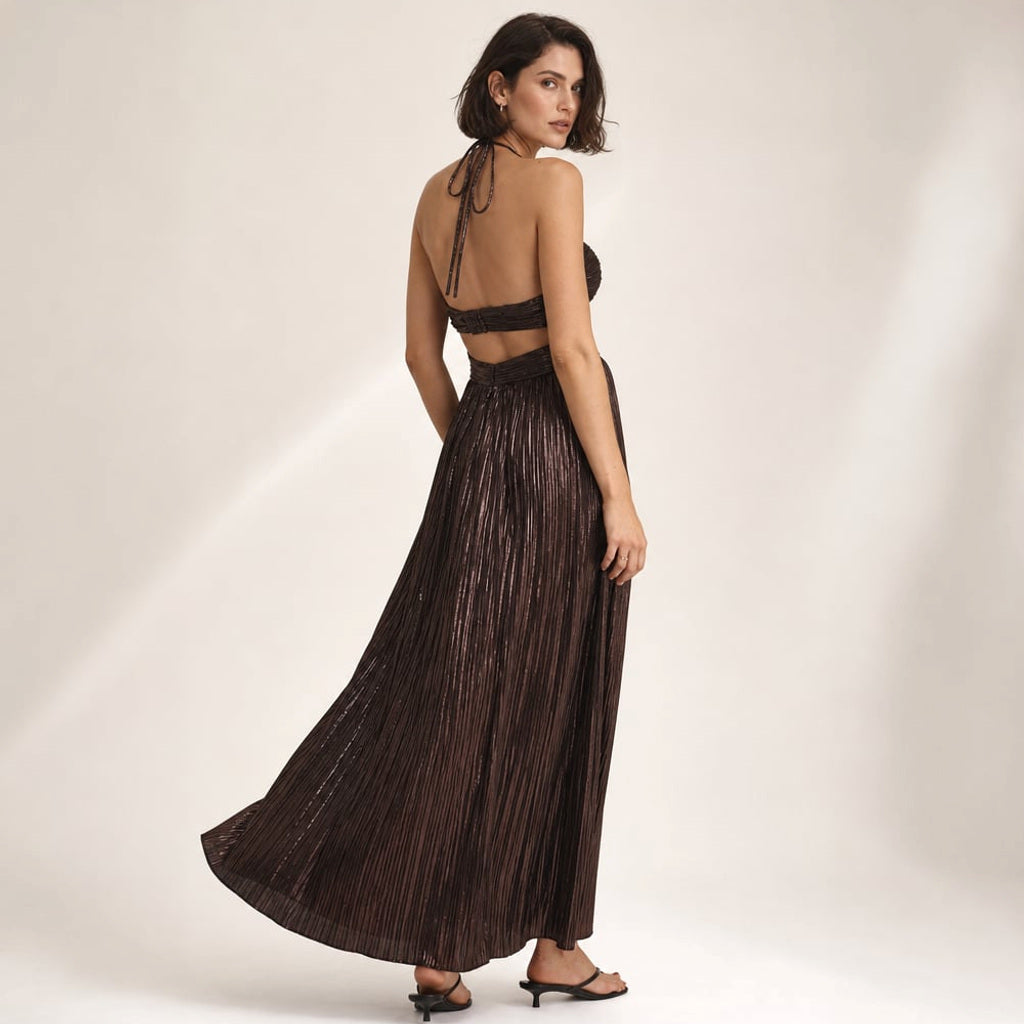 Frau in schokoladenbraunem Maxi-Kleid mit Neckholder-Ausschnitt und Cut-Out, stehend in Ganzkörperansicht
