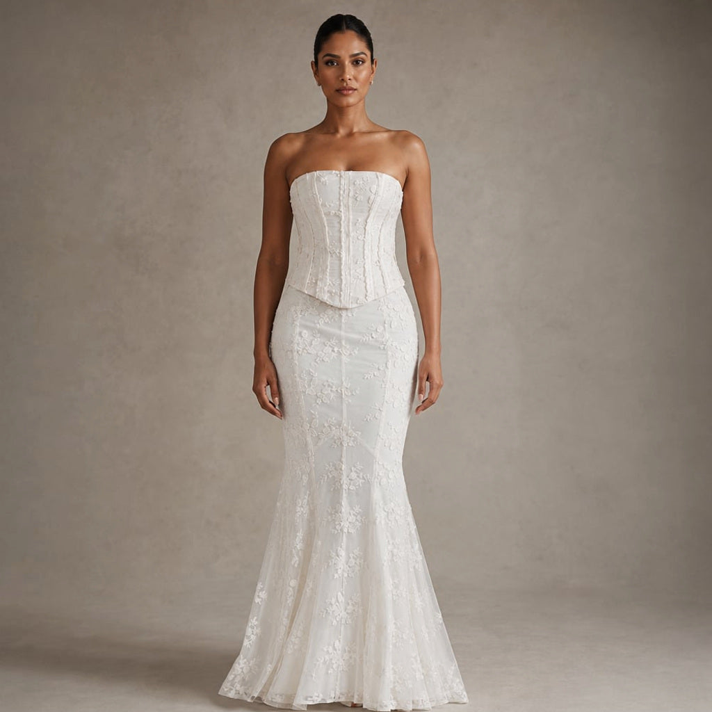 Meerjungfrau-Maxikleid Weiß mit Spitzenstoff und eingearbeiteten Stäbchen, eng anliegend durch Hüfte und Oberschenkel, frontale Modellansicht