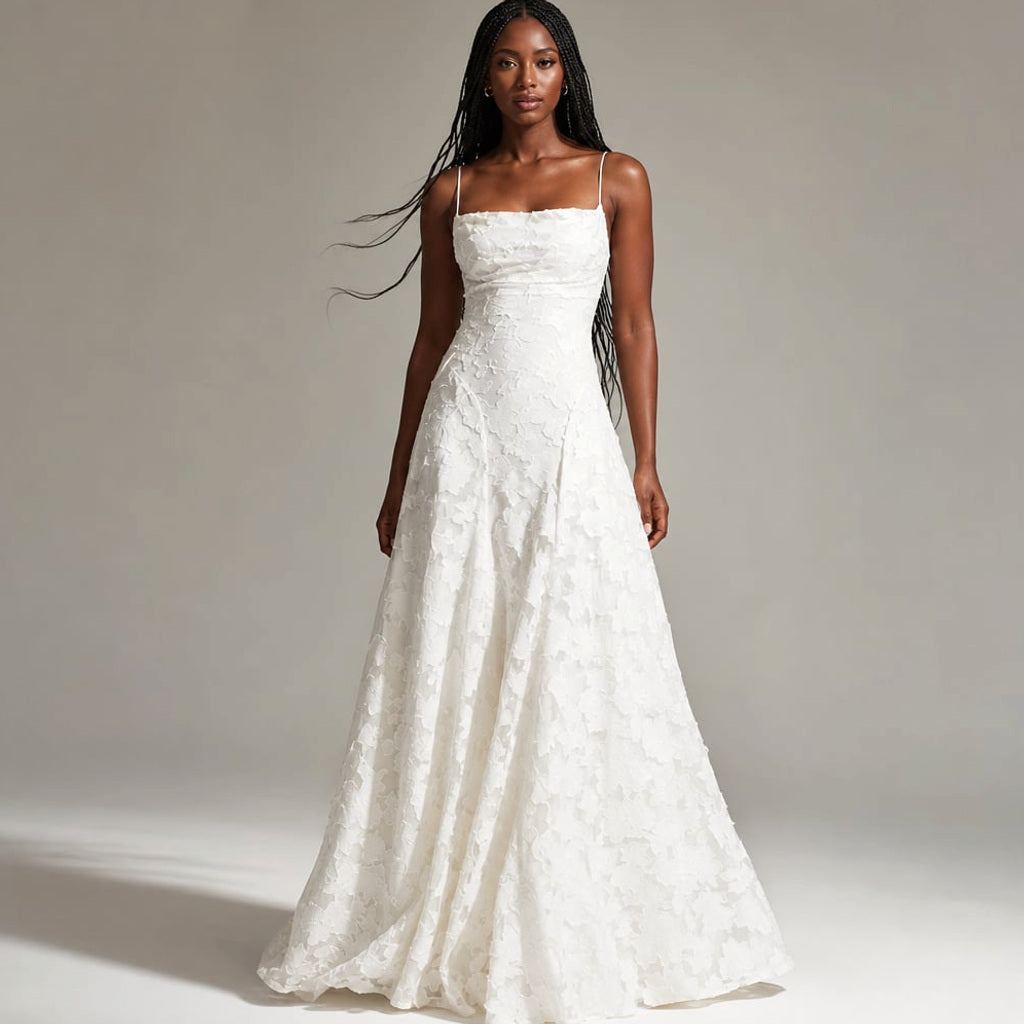 Maxi-Kleid mit Blumenmuster und dünnen Trägern in Weiß, bodenlanger Schnitt, Vorderansicht