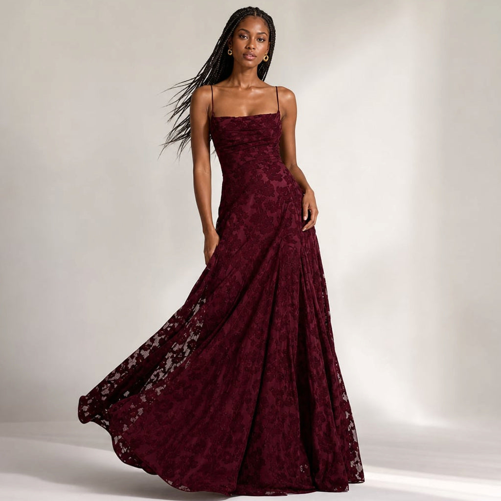Maxi-Kleid mit Blumenmuster und dünnen Trägern in Burgunderrot – Vitolia
