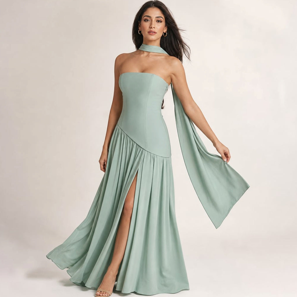 Trägerloses Maxi-Kleid in Mint mit strukturiertem Korsett-Oberteil, fließenden Schal-Anhängern am Rücken und hohem seitlichem Beinschlitz — Ganzkörperansicht auf hellem Hintergrund