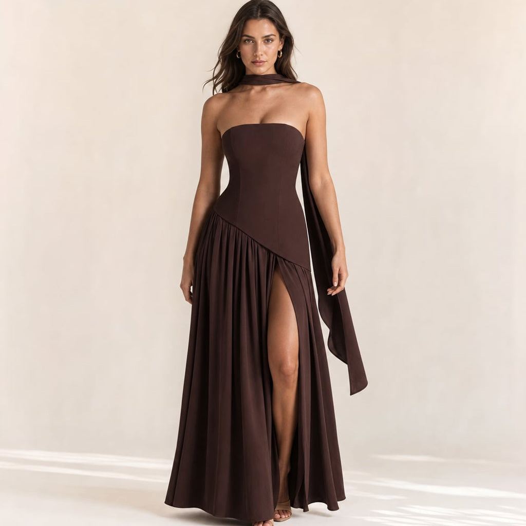 Model trägt das trägerlose Mint-Maxi-Kleid mit Korsett-Oberteil und langem Schal-Detail; bodenlanger Rock mit sichtbarem Beinschlitz