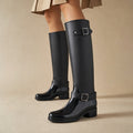 Adelhild | Stiefel mit hohem Schaft und Schnallen in Schwarz – Premium Editorial