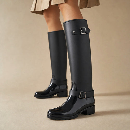 Adelhild | Stiefel mit hohem Schaft und Schnallen in Schwarz – Premium Editorial