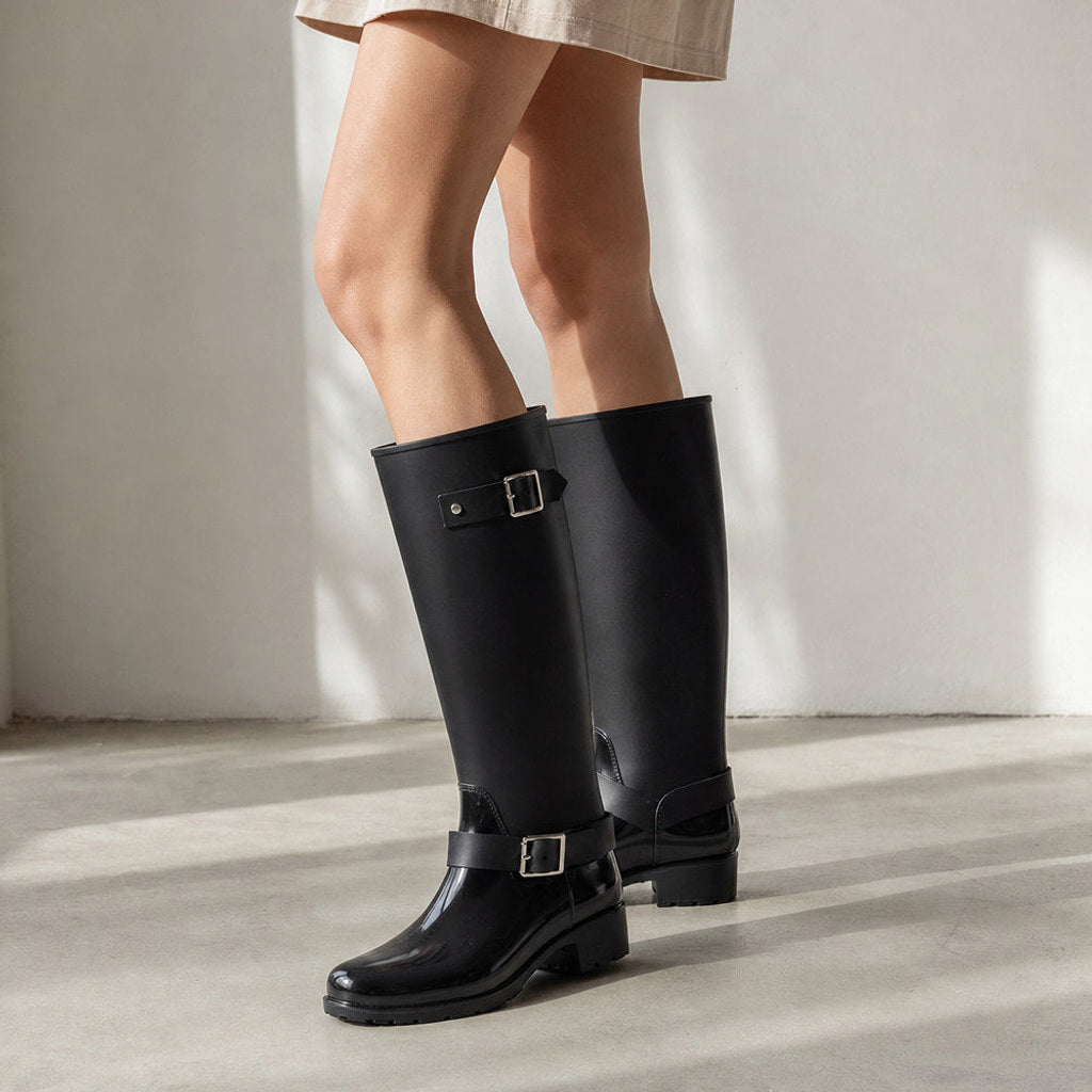 Adelhild | Stiefel mit hohem Schaft und Schnallen – Gestyltes Editorial-Foto