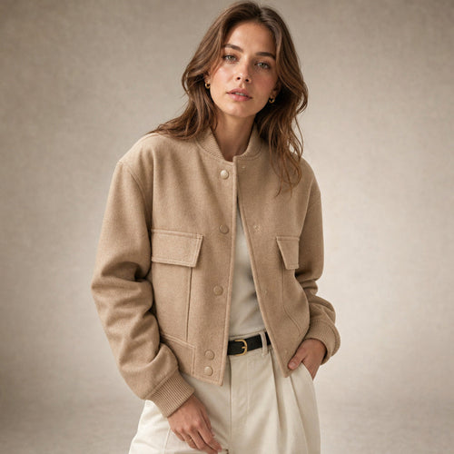 Aldhilde | Bouclé Jacke mit Stehkragen und Pattentaschen Beige – Produktfoto