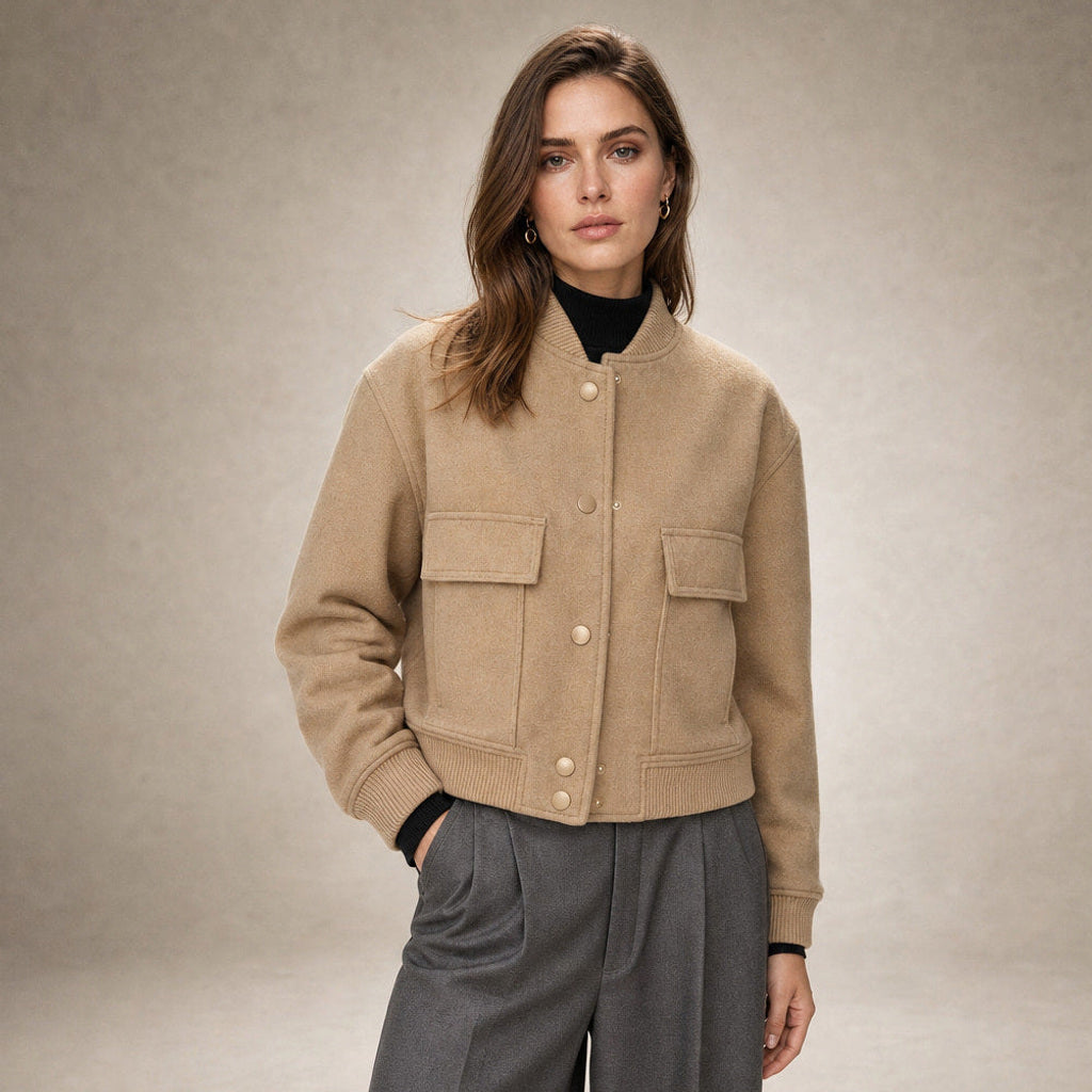 Aldhilde | Bouclé Jacke mit Stehkragen und Pattentaschen in Beige – Premium Editorial