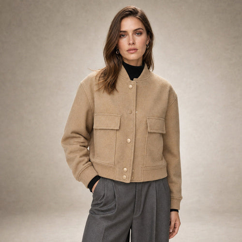 Aldhilde | Bouclé Jacke mit Stehkragen und Pattentaschen in Beige – Premium Editorial
