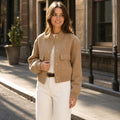 Aldhilde | Bouclé Jacke mit Stehkragen und Pattentaschen Beige – Gestyltes Editorial-Foto