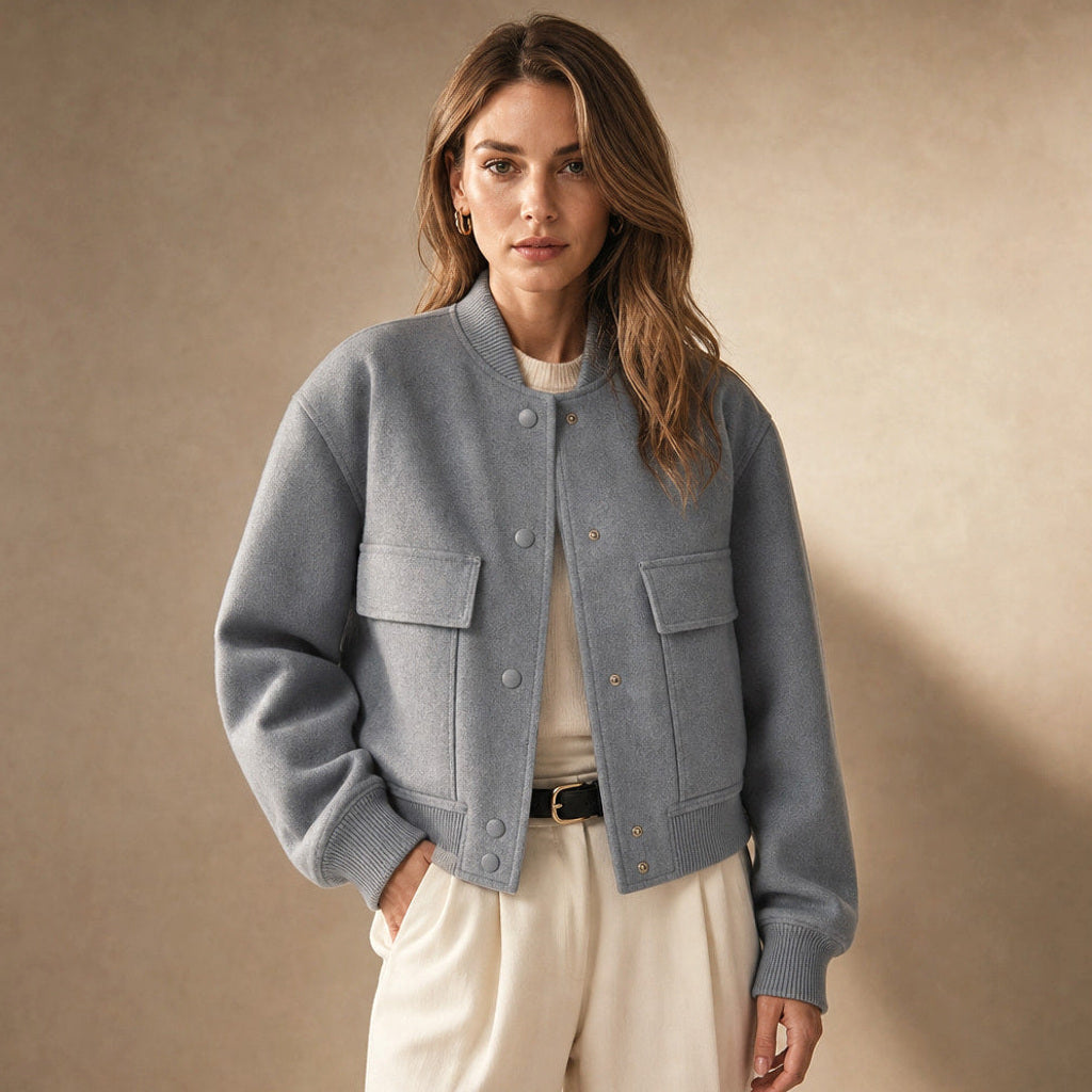 Aldhilde | Bouclé Jacke mit Stehkragen und Pattentaschen in Grau – Premium Editorial