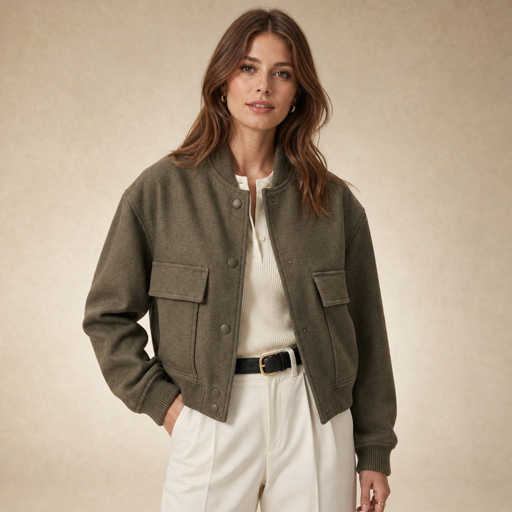 Aldhilde | Bouclé Jacke mit Stehkragen und Pattentaschen Grün – Produktfoto