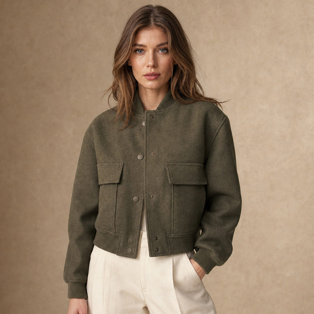 Aldhilde | Bouclé Jacke mit Stehkragen und Pattentaschen in Grün – Premium Editorial