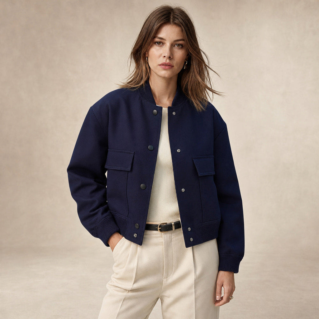 Aldhilde | Bouclé Jacke mit Stehkragen und Pattentaschen Marineblau – Produktfoto