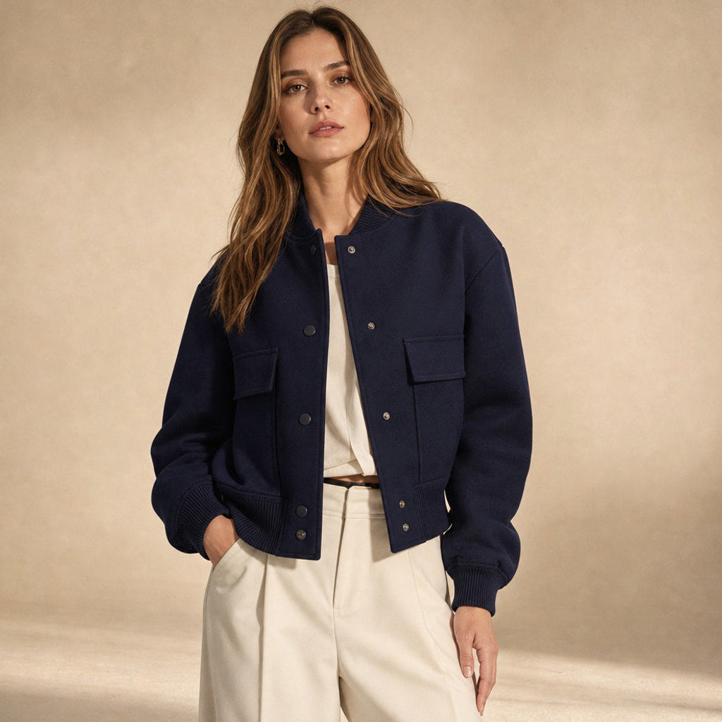 Aldhilde | Bouclé Jacke mit Stehkragen und Pattentaschen in Marineblau – Premium Editorial