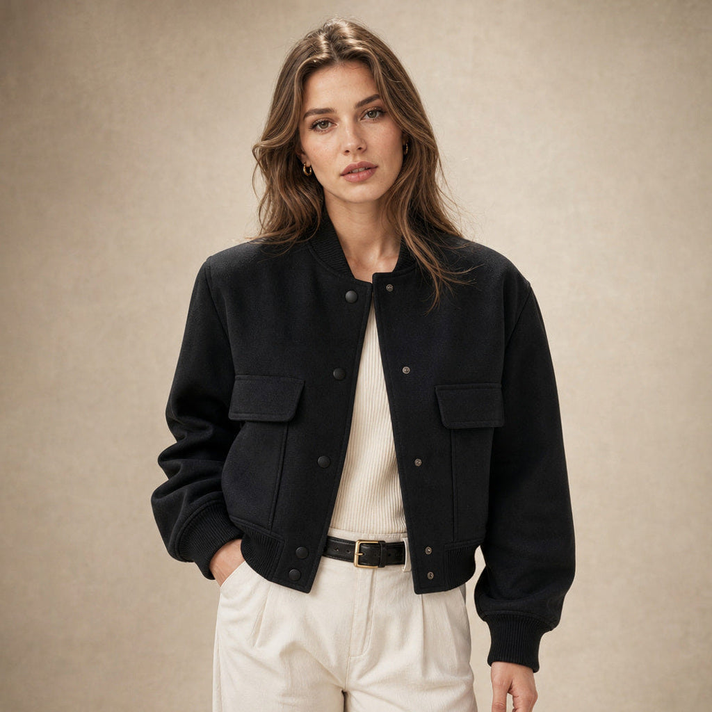 Aldhilde | Bouclé Jacke mit Stehkragen und Pattentaschen Schwarz – Produktfoto