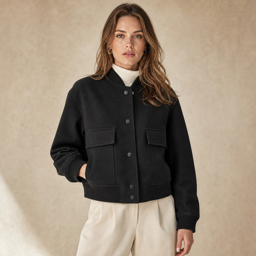 Aldhilde | Bouclé Jacke mit Stehkragen und Pattentaschen in Schwarz – Premium Editorial