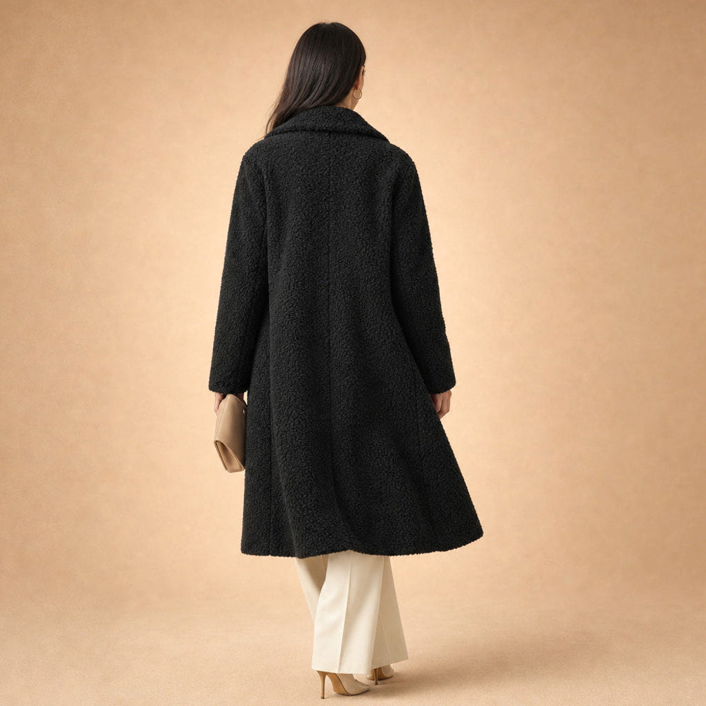 Alflinde | Teddymantel mit Reverskragen und offener Front Schwarz – Gesamtlook