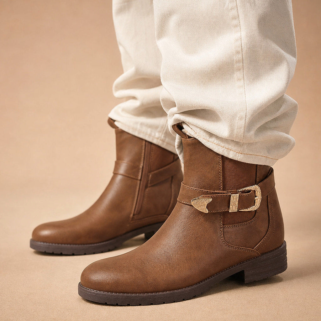 Almuth | Chelsea Boots Braun mit Schnallendetail – Produktfoto