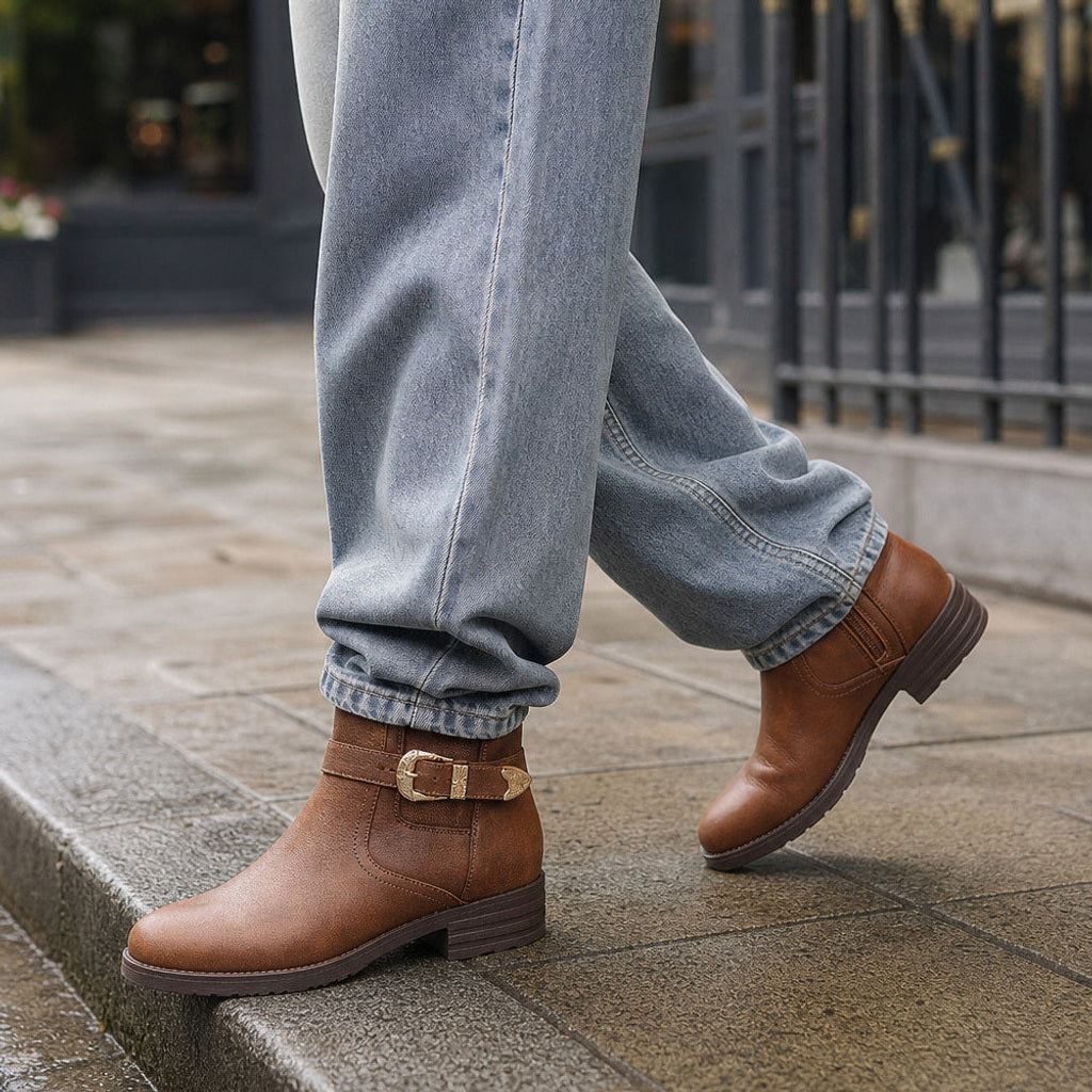 Almuth | Chelsea Boots Braun mit Schnallendetail – Gestyltes Editorial-Foto