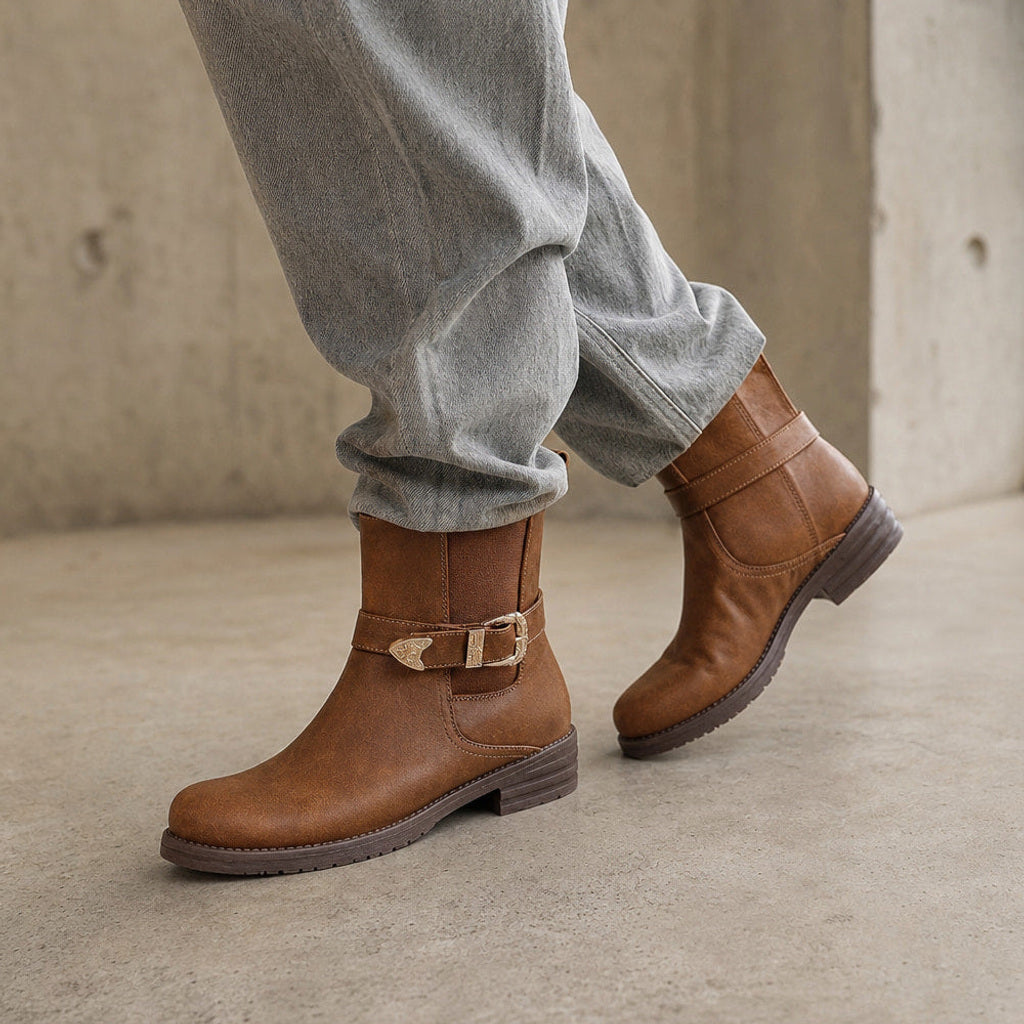 Almuth | Chelsea Boots Braun mit Schnallendetail – Stoff- und Detailaufnahme