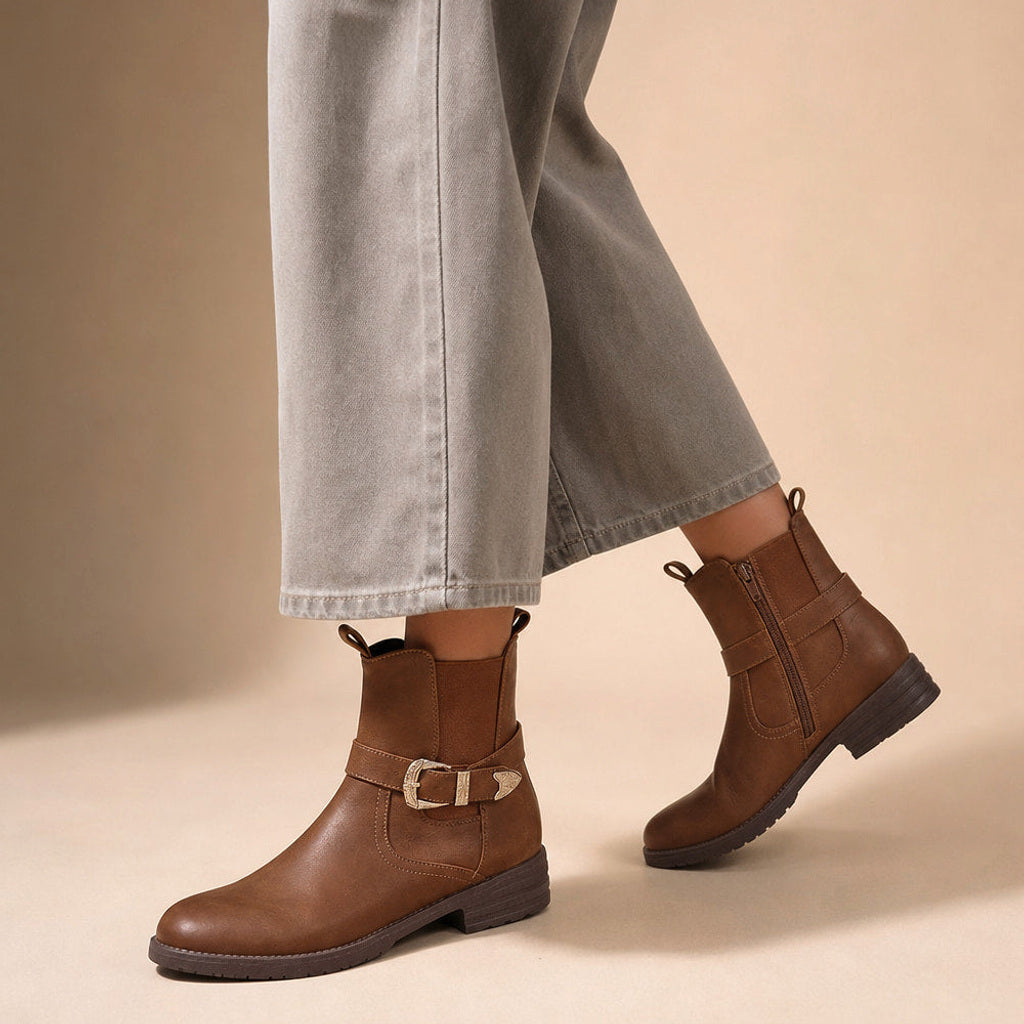 Almuth | Chelsea Boots Braun mit Schnallendetail – Stoff- und Detailaufnahme